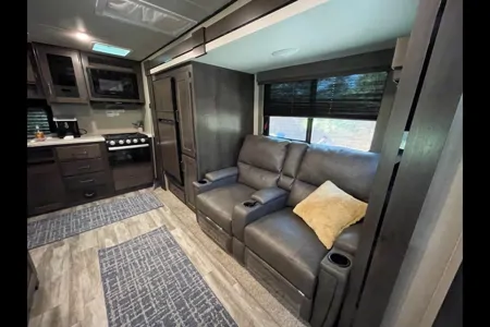 Spacious, Clean, Escape-Ready Trailer – Tow & Go!