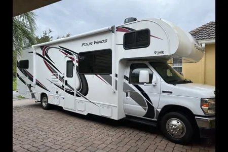 Jeffrey's Thor Motor Coach 31 EV Fourwinds 2021 Class C