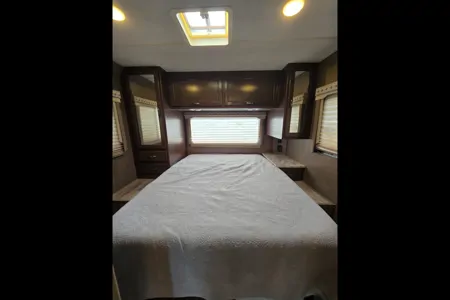 Family RV Class C Perfect Size, equiped with Cooking, Sleeping and Camping supplies.