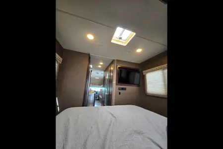 Family RV Class C Perfect Size, equiped with Cooking, Sleeping and Camping supplies.