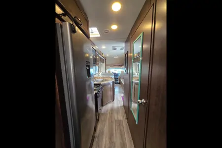 Family RV Class C Perfect Size, equiped with Cooking, Sleeping and Camping supplies.