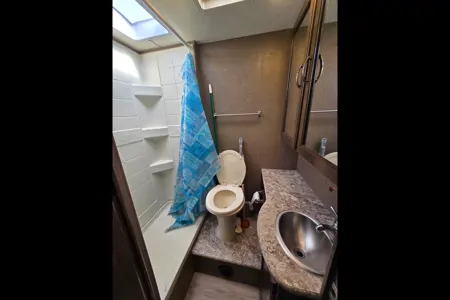 Family RV Class C Perfect Size, equiped with Cooking, Sleeping and Camping supplies.