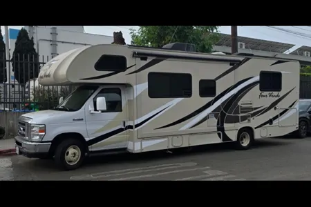Family RV Class C Perfect Size, equiped with Cooking, Sleeping and Camping supplies.