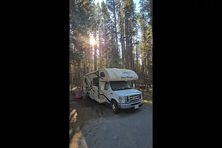 Family RV Class C Perfect Size, equiped with Cooking, Sleeping and Camping supplies.