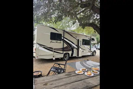 Family RV Class C Perfect Size, equiped with Cooking, Sleeping and Camping supplies.