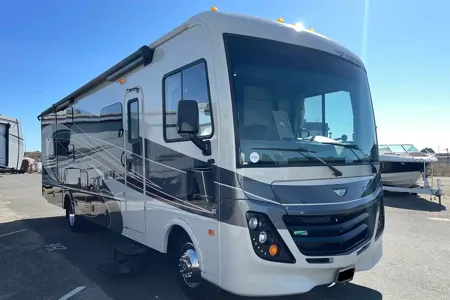* 2018 Fleetwood Flair LXE Class A - Bunkbed - Family Fun *
