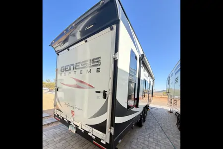 Genesis Supreme RV 2017 29ck Toy Hauler