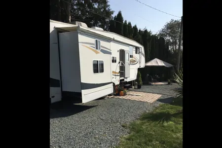 🌊 Cozy, Comfortable, Semi Waterfront Accommodations- Just South of Powell River