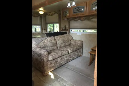 🌊 Cozy, Comfortable, Semi Waterfront Accommodations- Just South of Powell River