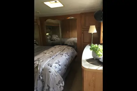 🌊 Cozy, Comfortable, Semi Waterfront Accommodations- Just South of Powell River