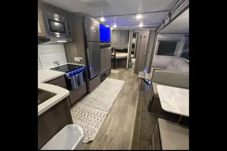 King Bed! Sleeps 8! Delivery & Setup! Luxury Setup!