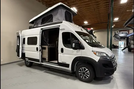 Yang's Winnebago Solis 59P Class B