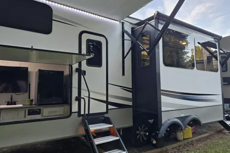 2024 Keystone Avalanche Fifth Wheel