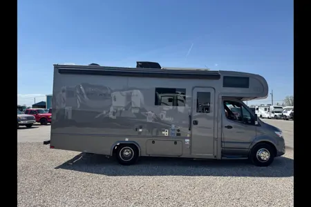 Brand new 2025 East to West Entrada 24FM ClassC