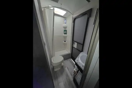 2018 Surveyor 247BH Dog Friendly + Bunkhouse + Island, Sleeps 8