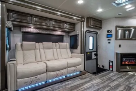 CONVENIENT & EASY TO DRIVE Forest River Georgetown GT7 32J7 Class A