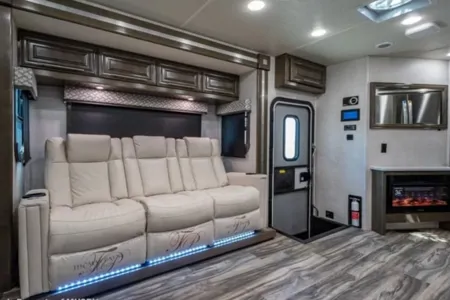 CONVENIENT & EASY TO DRIVE Forest River Georgetown GT7 32J7 Class A