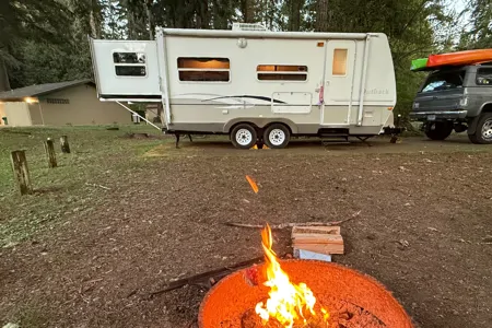 Cute, fully stocked Keystone Outback with rear slide sleeps 6