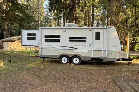 Cute, fully stocked Keystone Outback with rear slide sleeps 6