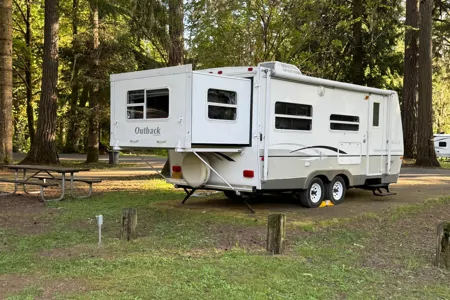 Cute, fully stocked Keystone Outback with rear slide sleeps 6