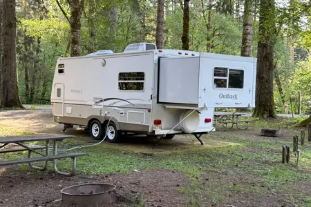 Cute, fully stocked Keystone Outback with rear slide sleeps 6