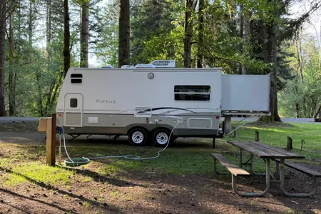 Cute, fully stocked Keystone Outback with rear slide sleeps 6