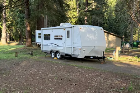 Cute, fully stocked Keystone Outback with rear slide sleeps 6