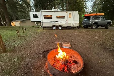 Cute, fully stocked Keystone Outback with rear slide sleeps 6
