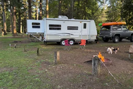 Cute, fully stocked Keystone Outback with rear slide sleeps 6