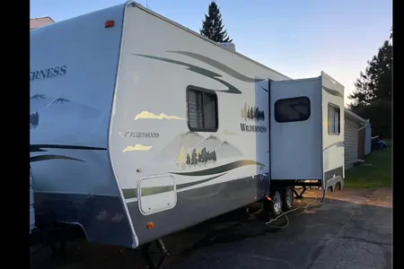 Super comfy 28 Ft Fleetwood Wilderness Travel Trailer