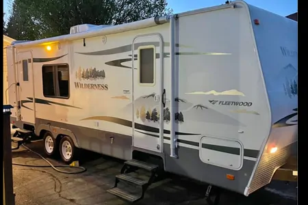 Super comfy 28 Ft Fleetwood Wilderness Travel Trailer