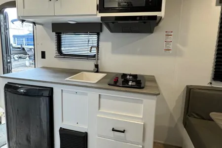 Viktoriya 's Hideout 2022 Travel Trailer