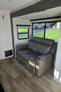 Tate and Allison's Venture Stratus 302VBH Travel Trailer
