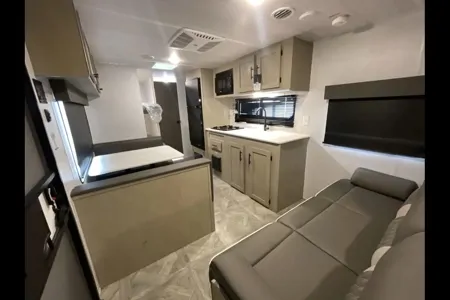 2024 Salem Sleeps 8 With Bunk Beds & Solar!