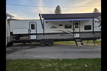 J & J Summer Ball Escape - Jayco 324 BDS Travel Trailer