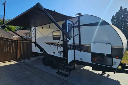 Lindsey's Primetime Tracer LE Ultra Lite Travel Trailer