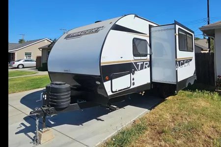 Lindsey's Primetime Tracer LE Ultra Lite Travel Trailer