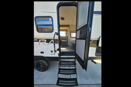 Lindsey's Primetime Tracer LE Ultra Lite Travel Trailer