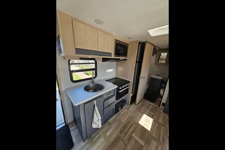 Lindsey's Primetime Tracer LE Ultra Lite Travel Trailer