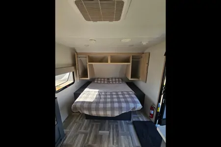 Lindsey's Primetime Tracer LE Ultra Lite Travel Trailer