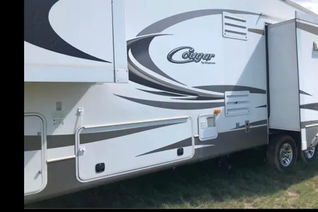 RT’s Entertainment 2012 Keystone Cougar 327RES