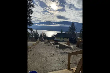 Worth the Climb: A Rustic Lakeview Retreat