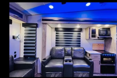Neal's Fleetwood 2022 Fifth Wheel