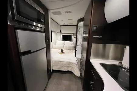 Vincent's Leisure Travel Vans 2019 Class B