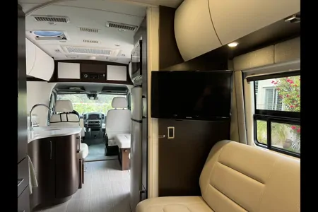 Vincent's Leisure Travel Vans 2019 Class B