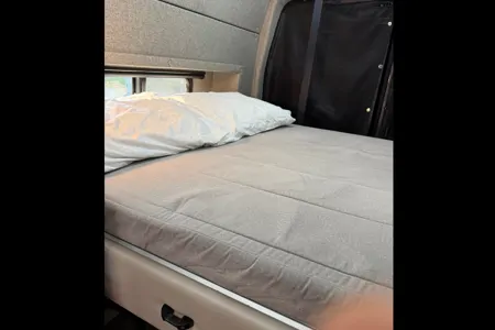 Emma 's 2021 Ford Transit Sprinter Class B Campervan