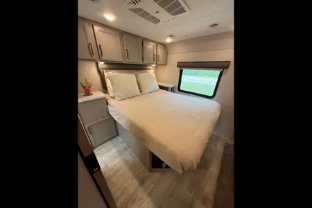 Convenience Rv's Chateau 31EV