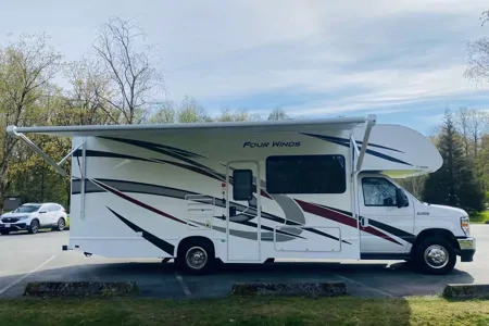 Explore the Open Road: Emily‘s 2022 Thor Motor Coach E350 for Your Ultimate Adventure