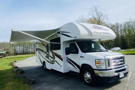 Explore the Open Road: Emily‘s 2022 Thor Motor Coach E350 for Your Ultimate Adventure