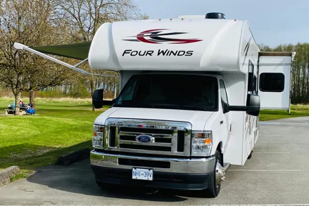 Explore the Open Road: Emily‘s 2022 Thor Motor Coach E350 for Your Ultimate Adventure